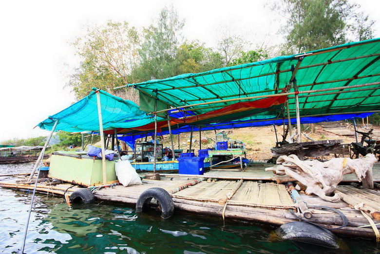 ด้วยแสงแดดที่แผดเผา..ในเวลาเที่ยงวัน ไม่มีอะไรดีไปกว่า  แวะ ร้านอาหารริมน้ำ  :umh: :umh: :umh: