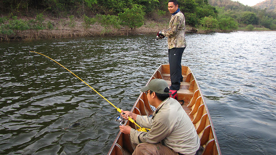 
    น้าหนึ่ง อยู่หัวเรือหันมาใจช่วย...แบบพากันดีใจได้ปลาตัวแรกแล้วววววววววว...

    มีบอก น้ามอน