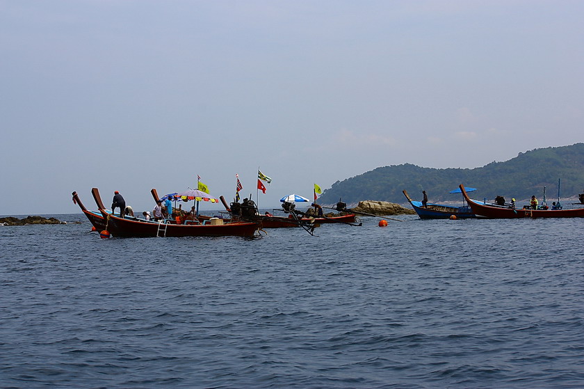  [b]สารพัดกองเรือที่รับนักท่องเที่ยวมาชมความงามทางทะเล.. มันสวยงาม น่าหลงใหล หอมหวล แต่.. ถ้านอนกอดท