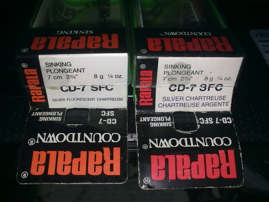 รหัสเดียวกัน แต่เขียนบนกล่องไม่เหมือนกัน สีแดง Rapala ก็ไม่เหมือนกัน
ต่างกันยังไงครับ