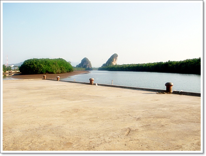 เราช่วยกันแบก หาม ไถ..ลาก จนเรือลงมา