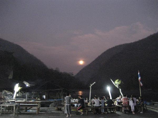 :grin: บรรยากาศ การร่วมรับประทานอาหารมื้อค่ำ.....