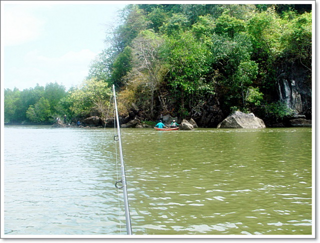 ราว 10  นาที   

พลพาย 2 นาย หยุดเรือและตัวเอง ที่ปากร่องน้ำ...

ช่าย!! ไม่มีซาวด์ ไม่มี จีพีเอส