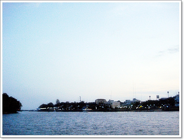 17.00 น.

เราพายมารอ เวลาตรงข้ามท่าเรือ 

นั่งปรึกษา ถึงรสชาดของน้ำชา ฯดูแสง-สีบนชุมชนเมืองกระบี