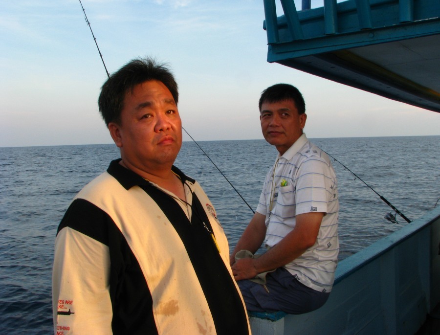 สองคนปรึกษากัน...โกซีกับเฮียชาย...."เย