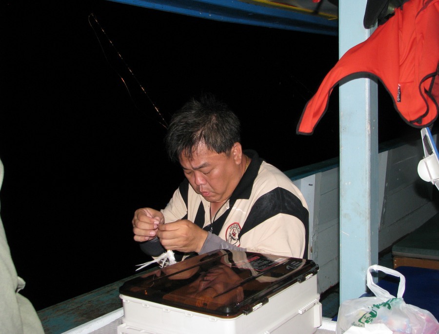 เฮียชาย....จะจิ๊กมั่ง :laughing: :laughing:
หรือ....หลับฟระ :laughing: