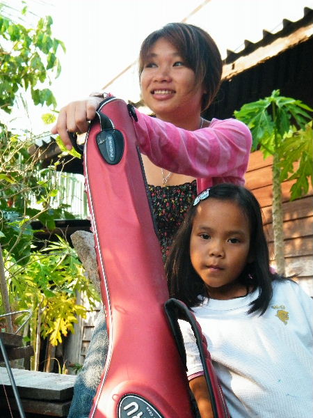 สองสาวนี้ เป็น กองเชียรครับ  :cheer: :cheer: :chee