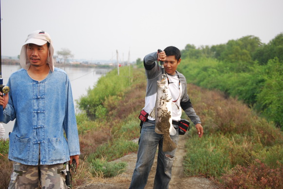 น้าอู๊ต ครับ ปลาของใครกันนะ :laughing: