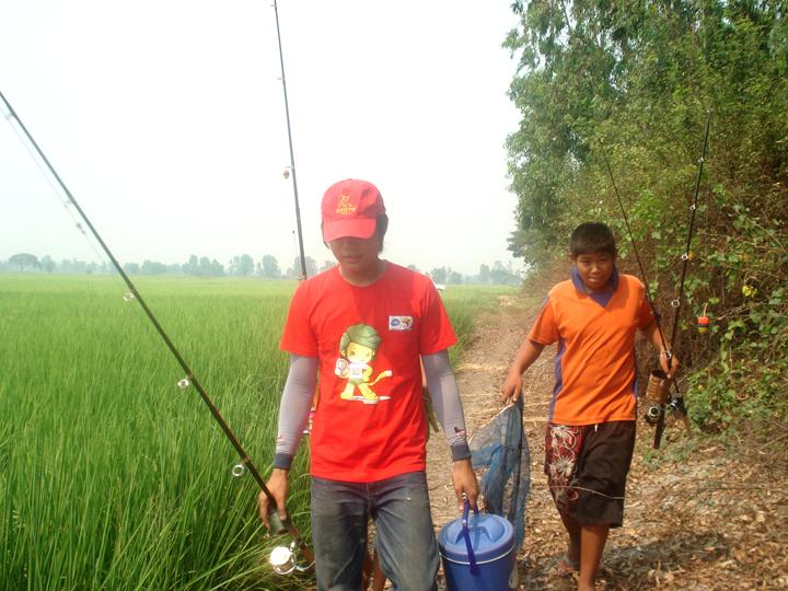 เดินนำเลยเอ็ม เสื้อสีนี้ ดีนะที่ไม่มีควาย งั้นเอ้มโดนขวิดแน่ :laughing: :laughing: