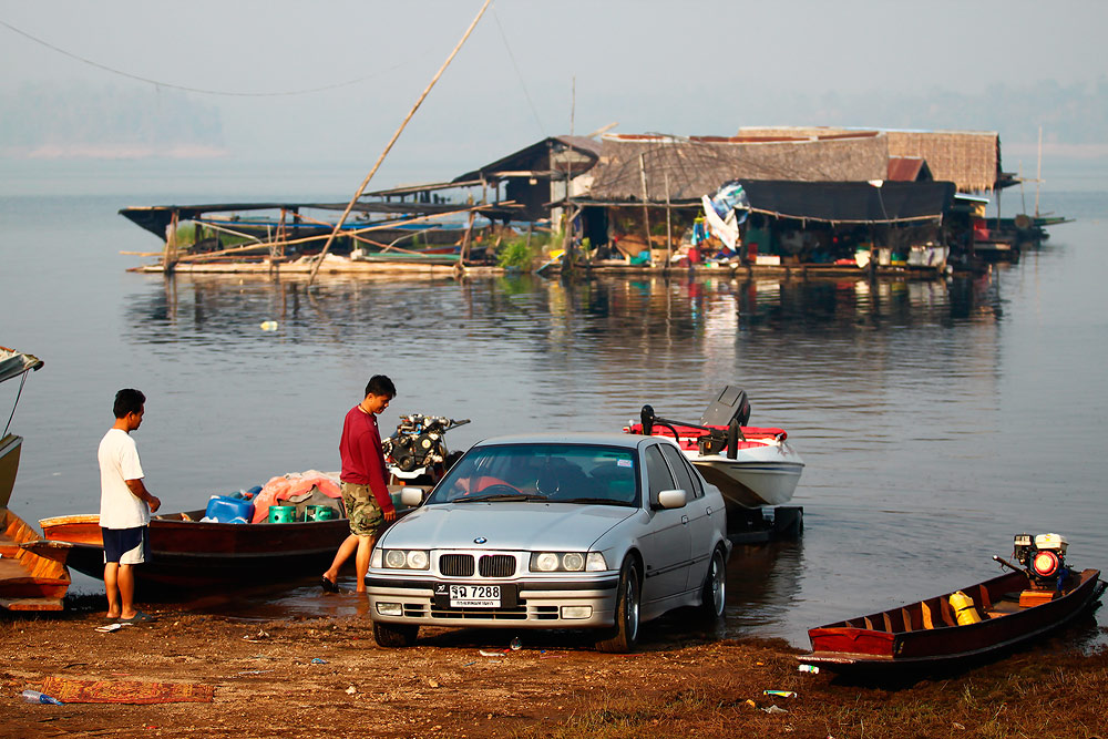 เรานำเทรลเลอร์ของเรือ  มาเกี่ยวที่รถของน้าโอ๋  เพื่อเอาเรือลงน้ำ  โดยทื่มี เจ้าของรถเทรลเลอร์ คอยดูอ