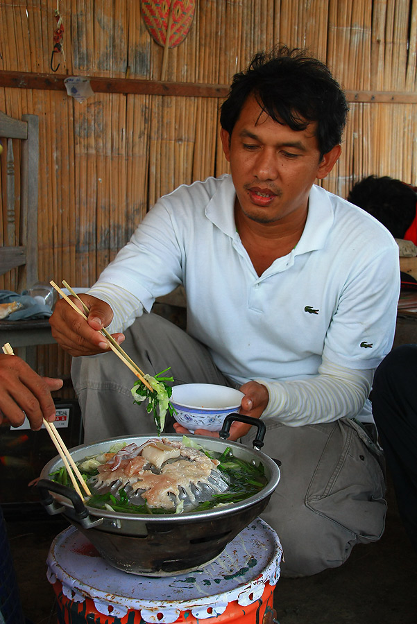 เพลินไปเลยนะ พี่ชาย.....กินเต็มที่นะค๊าบ เดี๋ยวจะได้มีแรงแก้แห้วในครึ่งหลัง...
 :laughing: :laughin