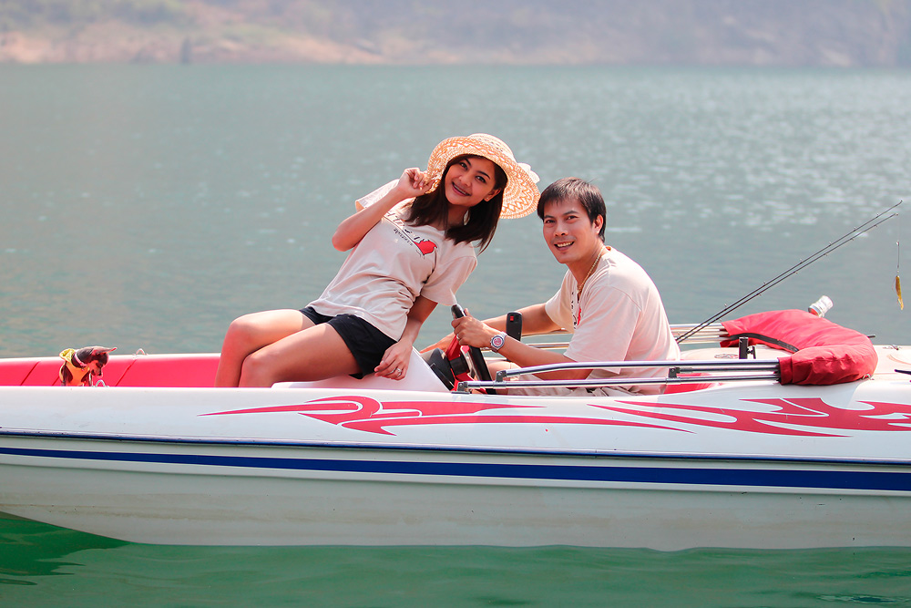 ระหว่างทาง  เราแวะตกปลากันนิด ๆ หน่อย ๆ  ไม่ได้อะไรเลย   ต้องขับเรือเข้าแพ ตัวเปล่า ๆ 

          