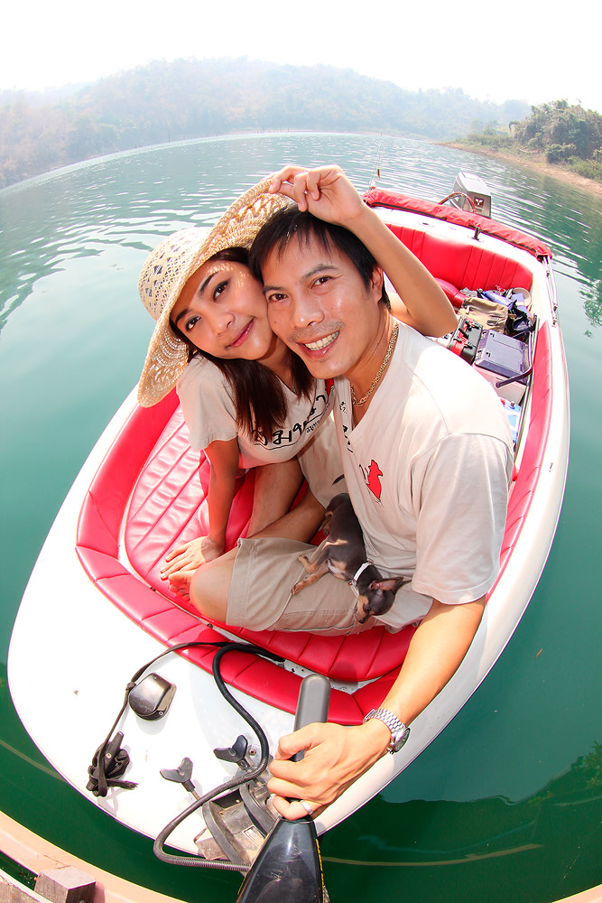 เรือน้าโอ๋ สีแดงดีจัง สะท้อนเข้าหน้าเลย  :grin: :grin: :grin: