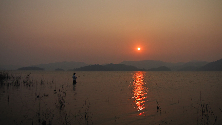 
   วิ่งเรือลุยคลืนลมจนเปียกชุ่มช่ำมาถึงเกาะ...น้าต่าย ยังไม่หายหนาว...ผมให้ลงไปแช่น้ำหวดหาตัวกันใน