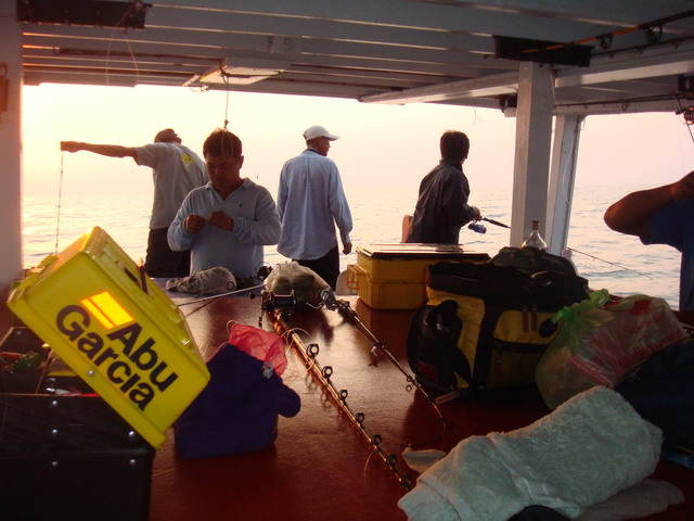ตัดมาตอนเช้าเพราะเรือถึงหมายเช้า...พอดีกับเรือวิ่งผ่านซั้งที่ลอยอยู่กลางทะเล
ฝูงอิโต้มอญมากกว่าร้อย