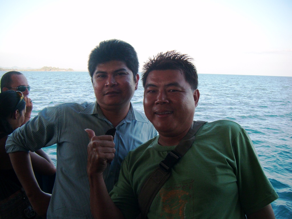 ผมขอถ่ายรูปคู่กับนายแบบ หน่อยครับ  :