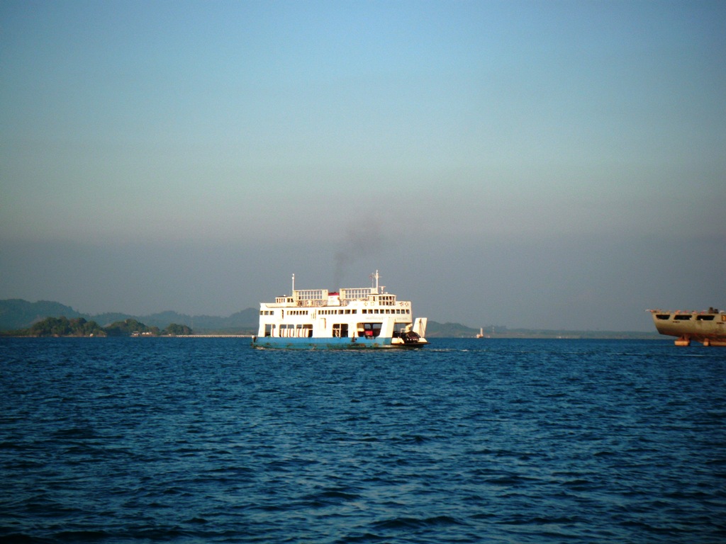 เรือเฟอร์รี่อีกลำ วิ่งสวนกลับไปแล้