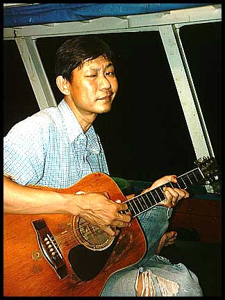 สวัสดีครับพี่เด็จ ขอตามไปร้องเพลงด้วย 

The long and wilding road.................................