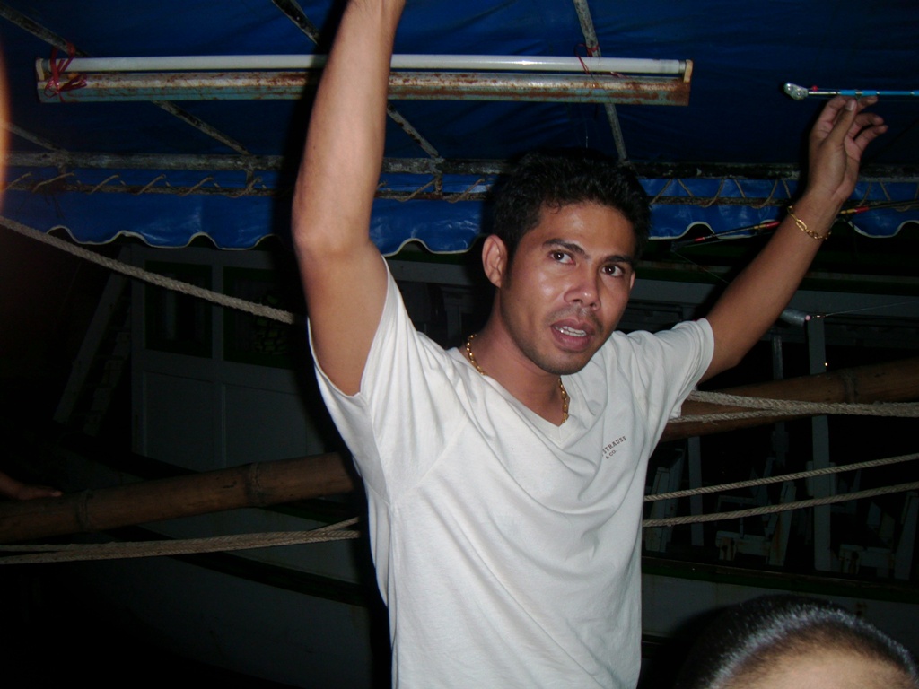 ขนของลงเรือเสร็จ ยืนหอบกันเป็นแถวเ