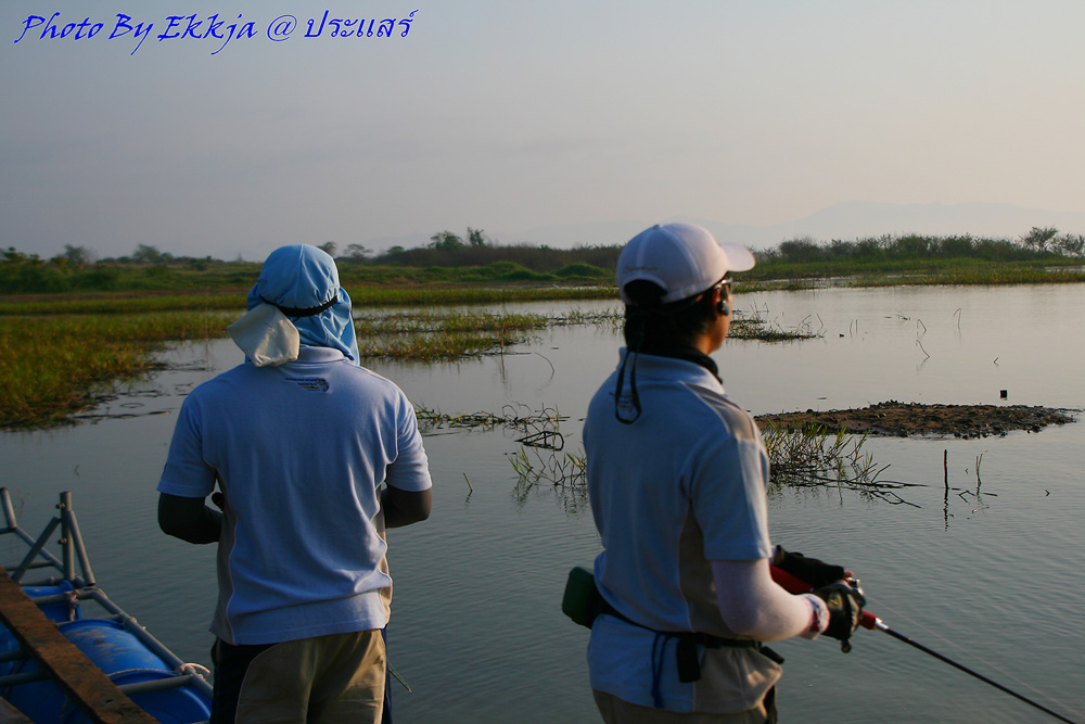  :grin:  ไปกัน 6 คน ได้เรือ 3 ลำ กับ ไต๋ 2 คน ยังดีที่อีตาเป้ายังพอขับเรือหางยาวเป็น เอ้า ออกไปกับน้