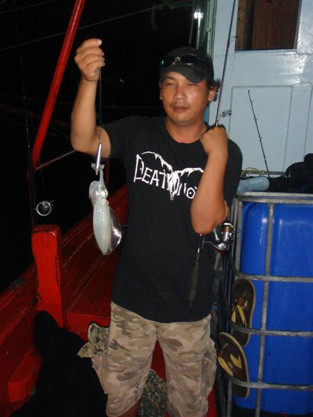 น้าบี...หิ้วหมึกหอมตัวสวยมาจากท้ายเรือ  :cheer: :cheer: