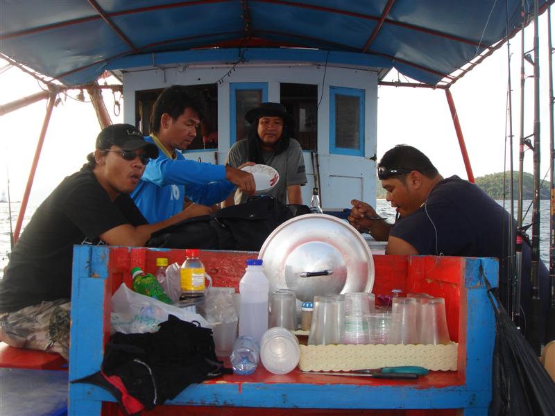 พักกินข้าวต้มมื้อเช้ากันก่อนครับ   :umh: