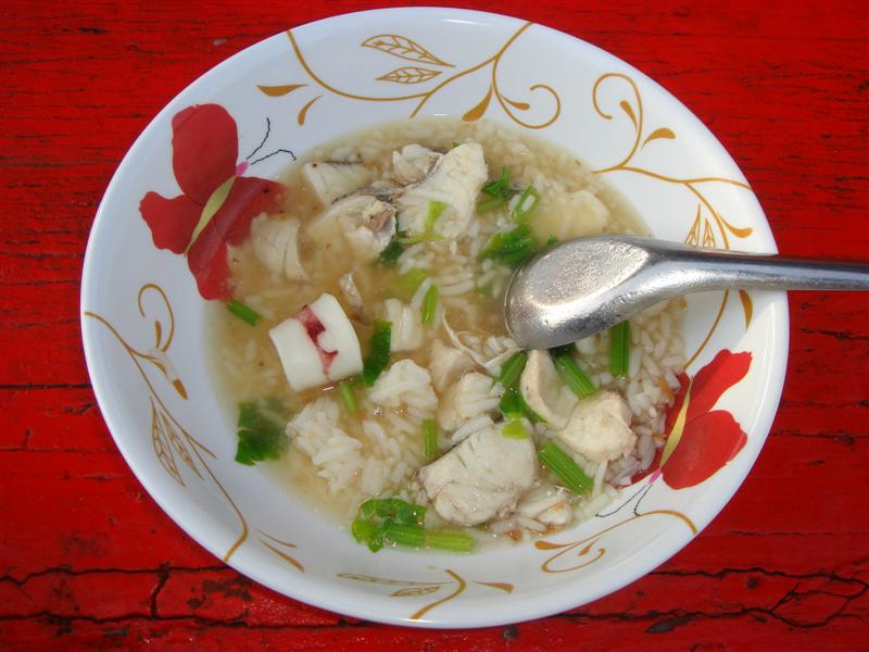 ข้าวต้มหมึกกับเนื้อปลาสาก น่าอร่อยไหมครับ ข้าวน้อยหมึกกับปลาเพียบ   :umh: :umh: :umh: :umh: