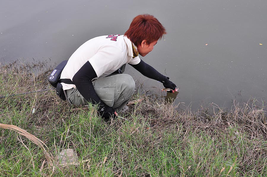 นอกจากหล่อแล้วยังเป็นนักตกปลาที่ด