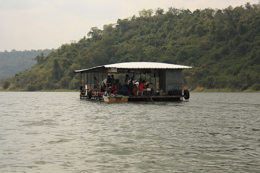 เราใช้เวลานั่งเรือไปนานทีเดียวกว่าจะถึงทางเข้าต้นน้ำ วันนี้นักท่องเที่ยวคณะทัวร์อื่นๆมาเที่ยวต้นน้ำก