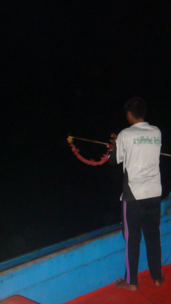 เริ่ต้นเข้าเรื่องครับไหว้แม่ย่านางจุดประทัดเอาฤกษ์เอาชัยก่อนออกเรือ