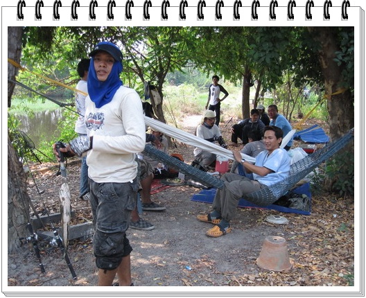 สัเกต....brack ground""""....บุคคลที่ยิ้มแย้มไปด้วย.....ความยินดี.....แต่แอบเก็บกด...555
