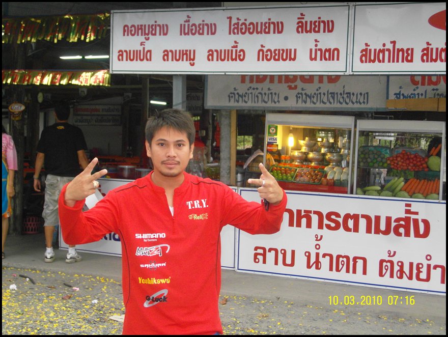 พี่เอขอเท่ๆ ซักภาพ 
แวะซื้อข้าวเที่