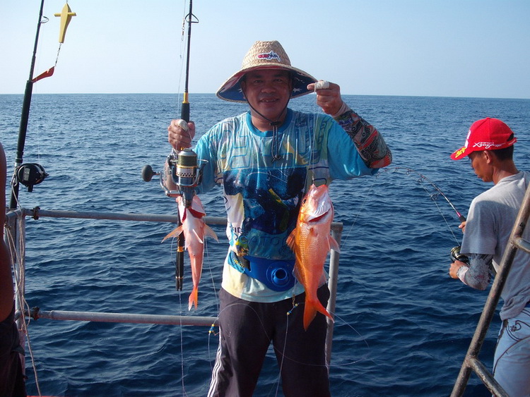 ไปดูทางด้านท้ายเรือกันบ้างครับโกต๋องก็ไม่ยอมครับ :smile: