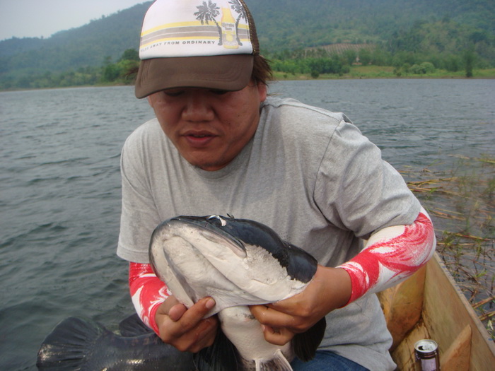 ในที่สุดมัน..ก็ขึ้นมาบนเรือจนได้ครับ..พี่น้อง.. :cool: :cool: