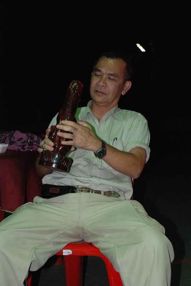 พ่อพันธุ์ กำลังพิจารณาของขวัญของท่านผู้การฯ เมืองเลย เอามาฝากชาวคณะ ดูทะแม่งๆ...( ยังไม่มีภาพออกทริป