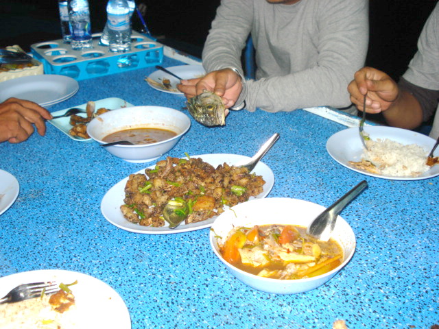มื้อเย็นของวันที่ 2 ของการเดินทาง ฝนเริ่มตั้งเค้าลมแรงขึ้น ไต๋สายัญเลยพาพวกเรามาหลบที่หลังเกาะ 