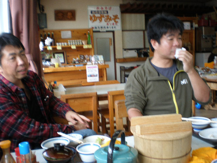 ถึงโตกูชิม่าเที่ยงพอดี กินอาหารญี่ปุ่นคนละ 950 เยน กินเท่าไรก็ได้ไม่อั้น