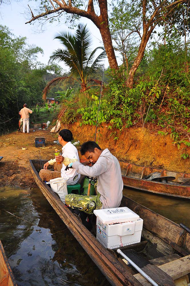 นั่น..................น้ำมัน ยังไม่มา โดดลงเรือกันแระ เอ้ยยยยยยยย  บร้าป่าวฟร๊ะ  :laughing: :laughin