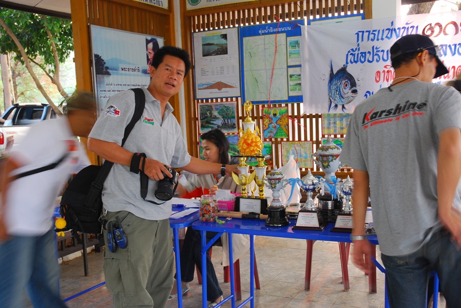 น้าหล้าขอจับถ้วยรางวัลหน่อย จะเอาก
