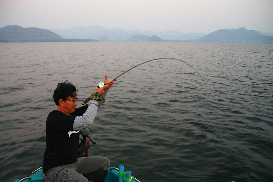 เข้าเขื่อนเอาเรือลงน้ำ ออกเรือมาได้เเป๊บเดียว ป๋าอ๊อด ก้อโดนซัดป๊าบเข้าให้เป็นคนแรก
 :grin: :grin: 