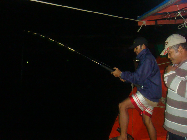รอกฝาดำ  ที่หัวเรือด้านขวา  ส่งเสียงร้องหาเจ้าของ ที่กำลังจะเคลิ้มหลับ....

น้องสุบ  (น้องชายผมเอง