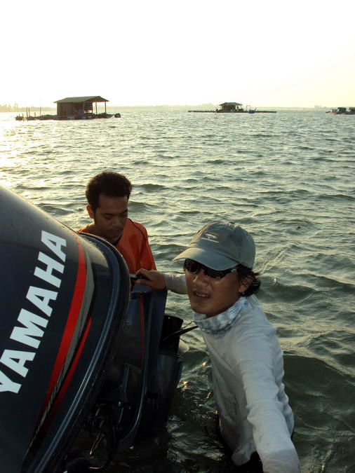 เรือเริ่มลอยก็ค่อยๆถอยตัวออกเดินทาง งานเข้าซะงั้น :cry: