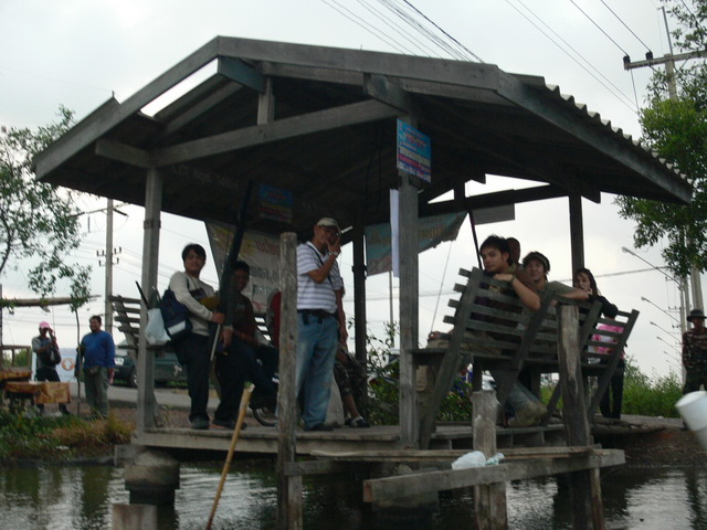 ผมไปกับเรือรอบแรก 
