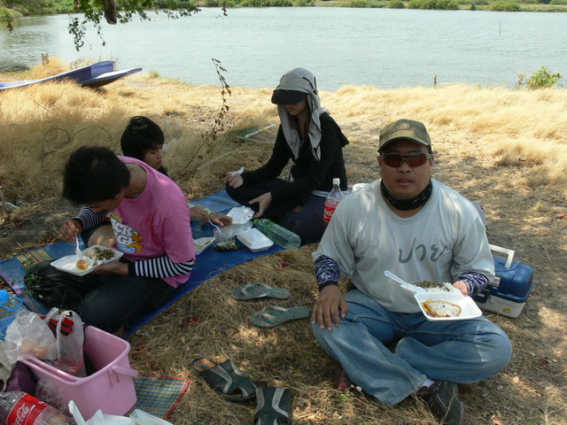 พักกลางวันกันก่อน  :umh: