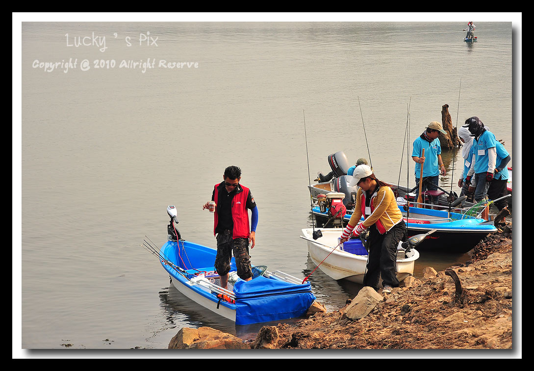 ขนมาเต็มลำจนต้องลงมาลากเรือ :cheer: :cheer:


