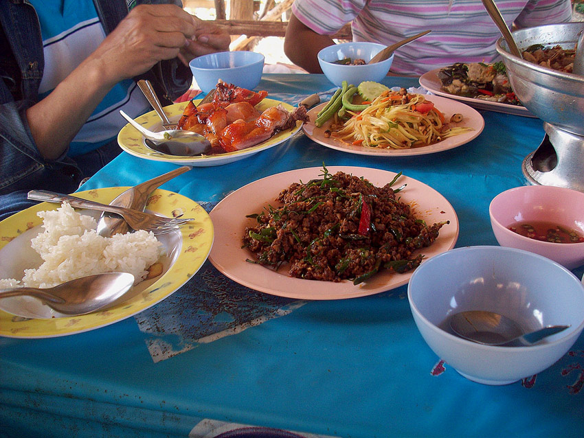
เห็นพี่นัยหิวแบบนั้น เราจึงร่ำลาป้าหลี แล้วออกมาหาอะไรกินกัน

เมนูวันนี้ก็ ผัดเผ็ดกระเพรานก ส้มต