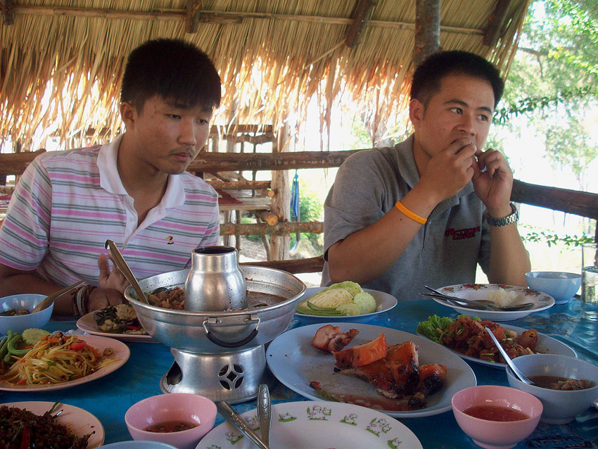 
นายไมค์ทนหิวไม่ไหว ขอจั่วขึ้นมาก่อนเลย

หลังจากที่นายไมค์จั่วไก่มาหม่ำ ผมก็วางกล้องแล้วทำการ เปิ