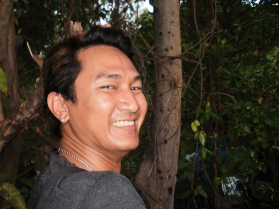 ประธานโน๊ต กะลังนำลูกทีมกลับบ้าน  :smile: :smile: :smile: :smile:
หันมาด่า "จะถ่ายทำเจี้ยไร"   :g