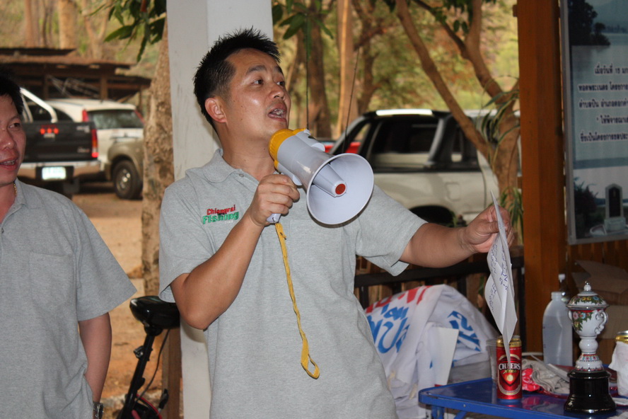 พิธีกร ...  มืออาชีพจริง ๆ ครับ  :smile: