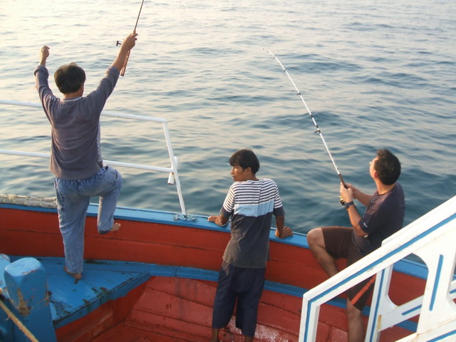 เสียงบังเปี๊ยกตะโกน เอ้าหัวเรือ เด่วก็ท้ายเรือ นัวเนียกันไปหมดเลย แกปลดไม่ทันแล้ววว ช้าๆกันหน่อย :sp
